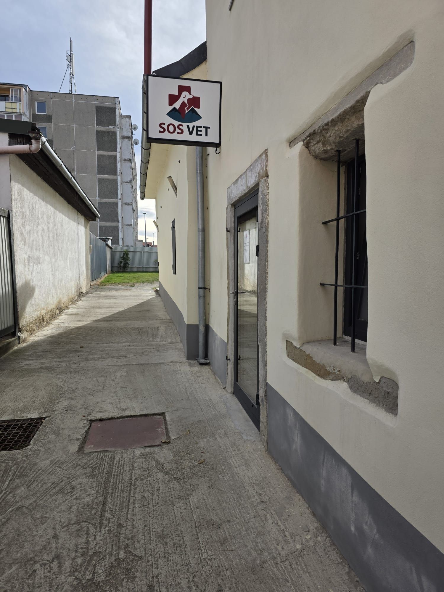 Vchod do ambulancie pod tabuľou SOS Vet